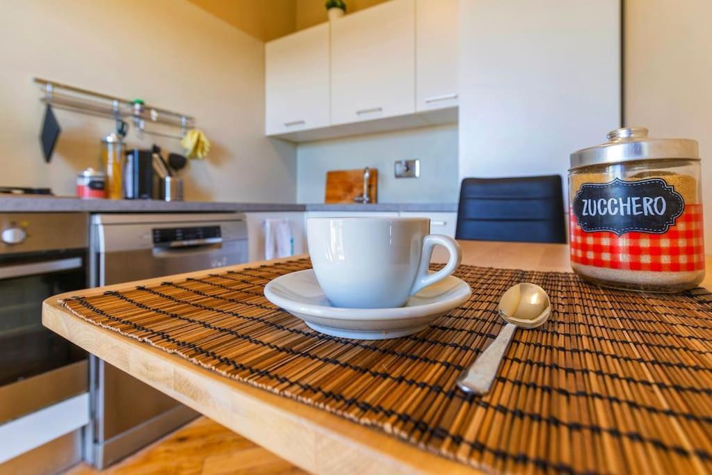 מילאנו Sunny & Updated Flat With Panoramic City View 50M From M4 Stop מראה חיצוני תמונה